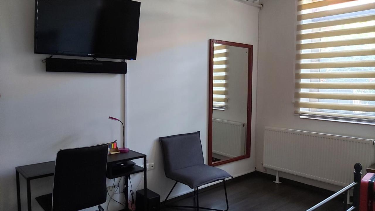 City Center Minimalist Apartment Oradea Exteriör bild