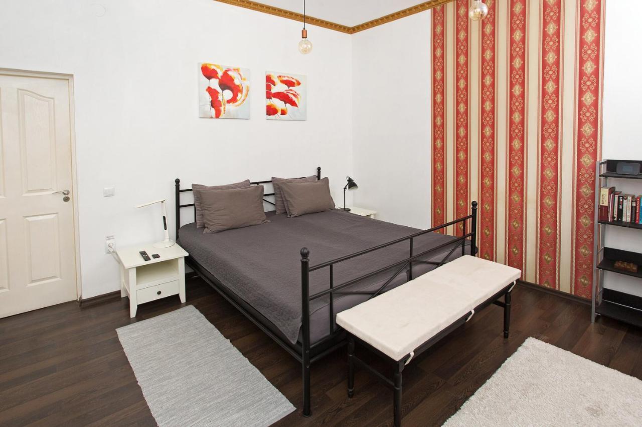 City Center Minimalist Apartment Oradea Exteriör bild